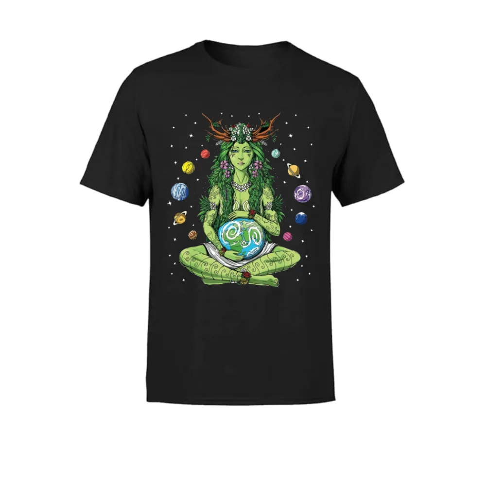 Camiseta preta com estampa de figura mitológica